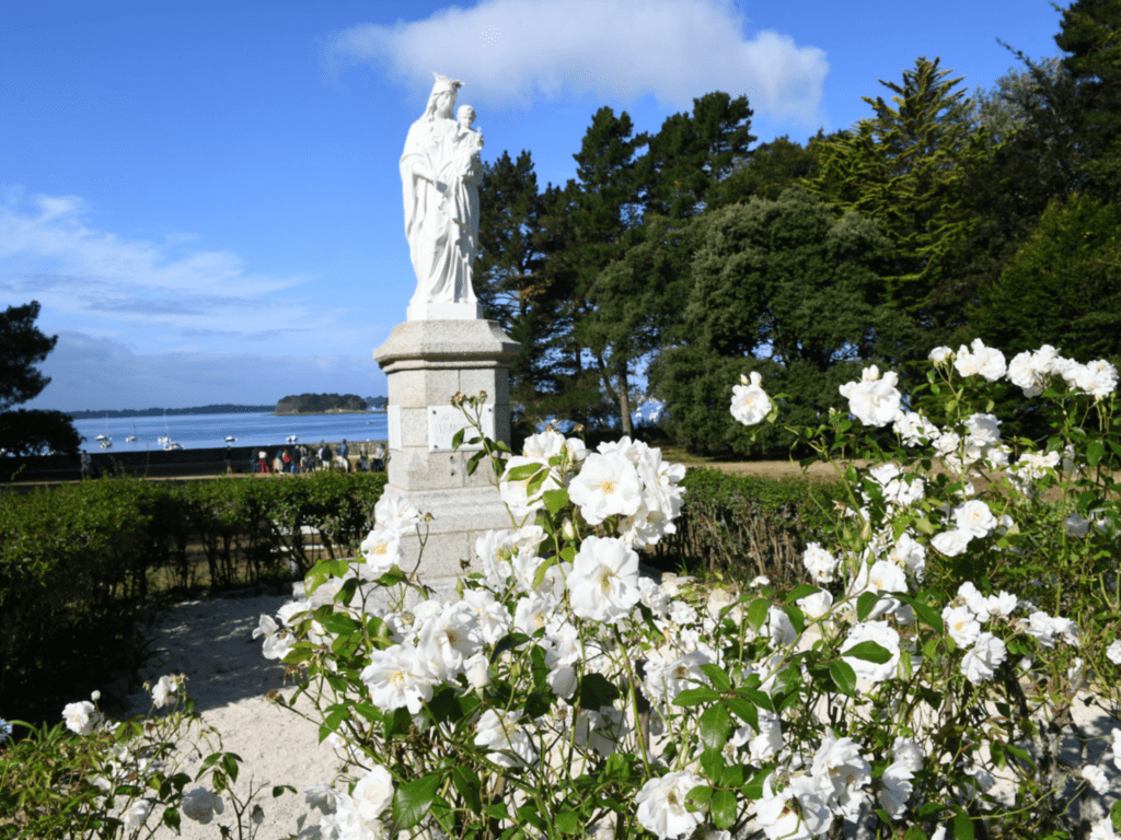 Statue de Marie - centre spirituel jésuite de penboc'h